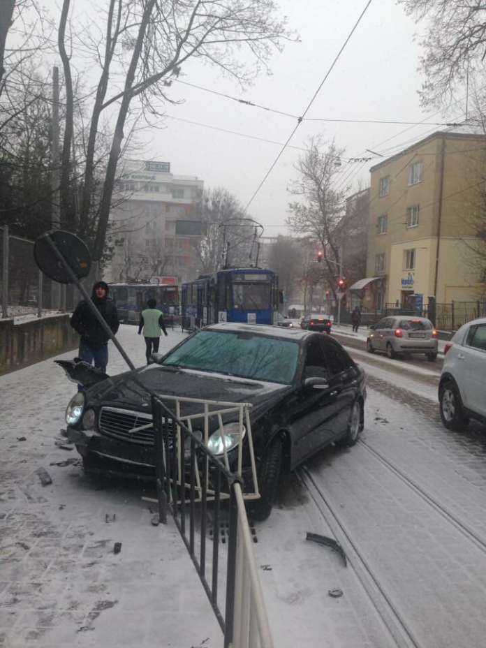 У Львові водій легковика влетів у дорожній знак і заблокував рух трамваям (Фото) У Львові водій легковика влетів у дорожній знак і заблокував рух трамваям (Фото)