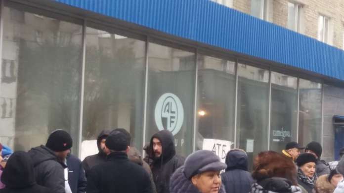 У Львові люди мітингують проти будівництва супермаркету (Фото) У Львові люди мітингують проти будівництва супермаркету (Фото)