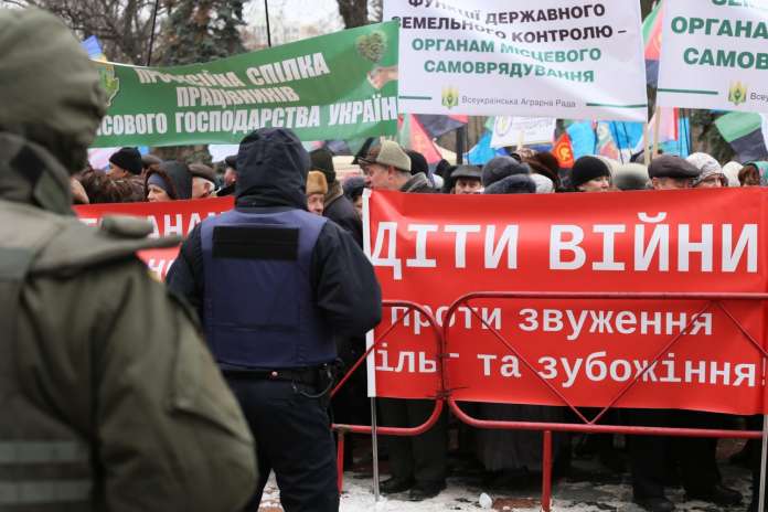 Профспілки вимагають зниження тарифів на компослуги (Фоторепортаж) Профспілки вимагають зниження тарифів на компослуги (Фоторепортаж)