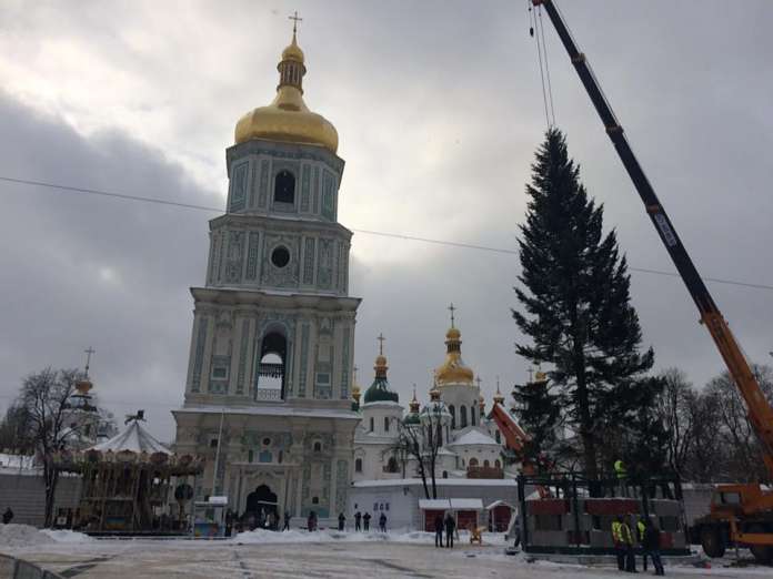 Головна ялинка країни вже готова до свят Головна ялинка країни вже готова до свят