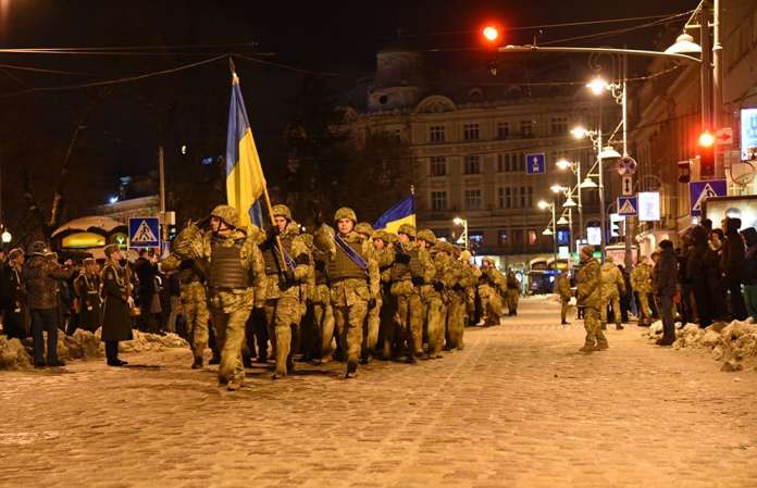 У центрі Львова вишикувалась військова техніка