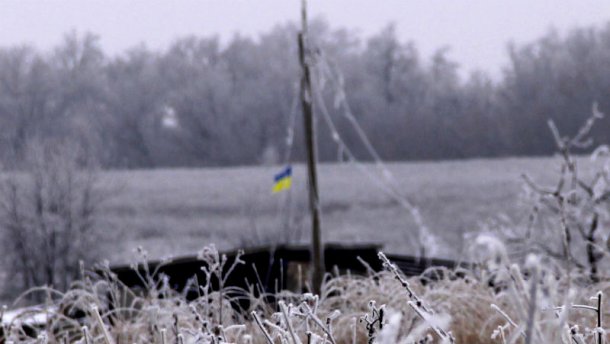 Фото дня. Перед носом у терористів українські бійці розгорнули синьо-жовтий стяг