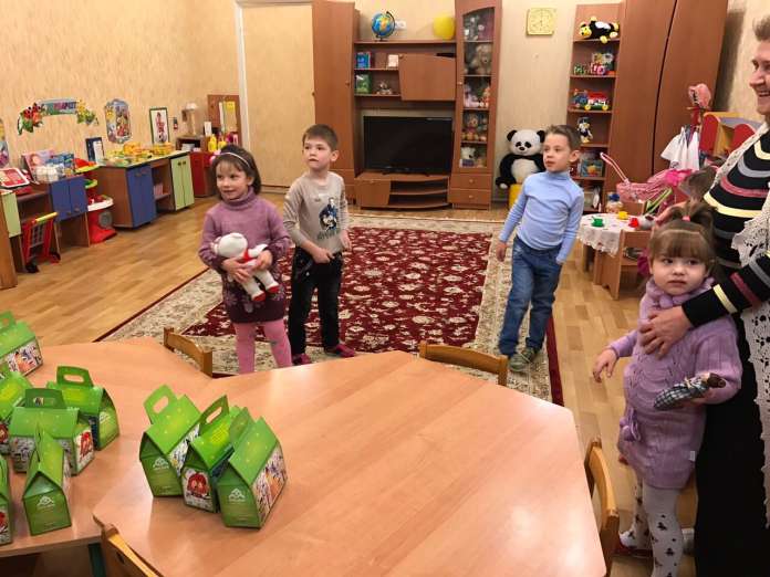 Львівські прокурори з подарунками відвідали дитячі будинки на сході України (Фото) Львівські прокурори з подарунками відвідали дитячі будинки на сході України (Фото)