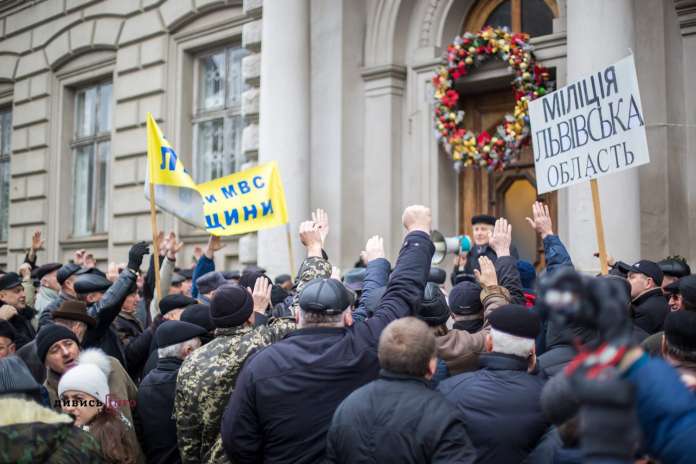 «Авакова у відставку!» – Пенсіонери МВС влаштували під ОДА масову акцію (фото, відео) «Авакова у відставку!» – Пенсіонери МВС влаштували під ОДА масову акцію (фото, відео)