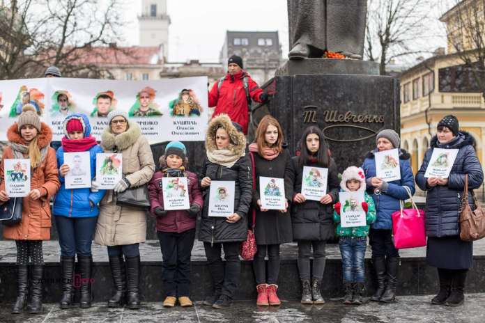 Львів’яни провели акцію «Назвемо поіменно всіх, хто в неволі» (фото, відео) Львів’яни провели акцію «Назвемо поіменно всіх, хто в неволі» (фото, відео)