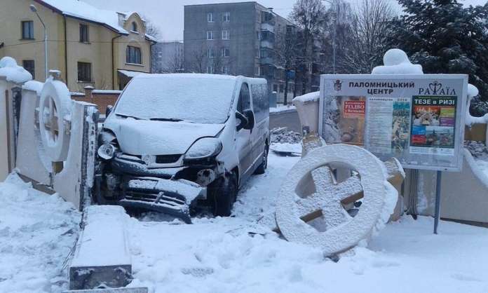 Машина в снігу і бетонні конструкції. З’явилися фото зсередини подвір’я церкви (Фото) Машина в снігу і бетонні конструкції. З’явилися фото зсередини подвір’я церкви (Фото)