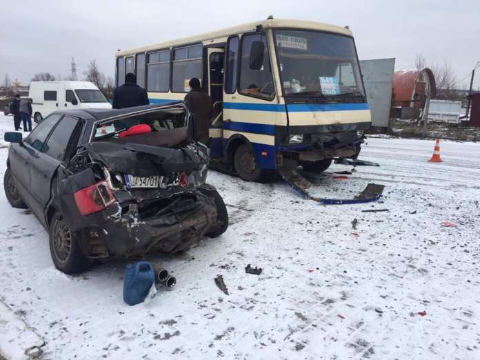 На Львівщині водій легковика виїхав на зустрічну і влетів у маршрутку (Фото) На Львівщині водій легковика виїхав на зустрічну і влетів у маршрутку (Фото)