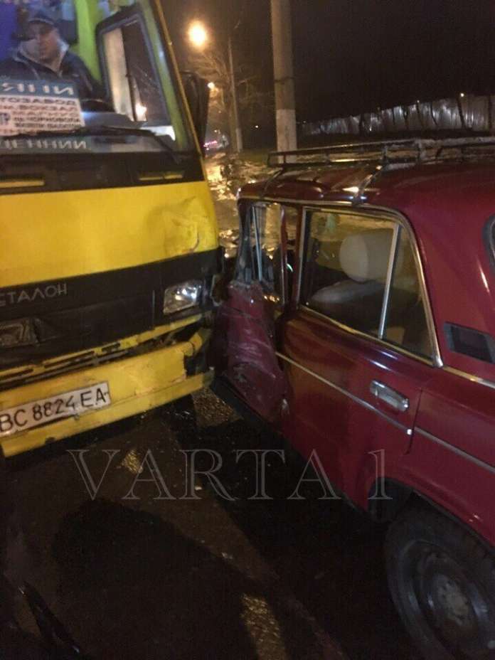 У Львові маршрутка зіткнулась з легковиком (Фото) У Львові маршрутка зіткнулась з легковиком (Фото)