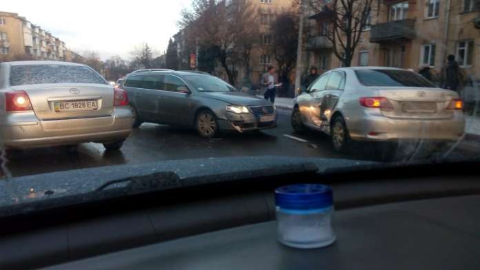 ДТП у Львові: через зіткнення автівок на Пасічній утворюється «тягнучка» (Фото) ДТП у Львові: через зіткнення автівок на Пасічній утворюється «тягнучка» (Фото)
