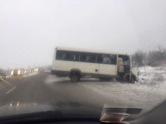 На Львівщині лоб в лоб зіткнулися маршрутка і бус (Фото, Оновлено) На Львівщині лоб в лоб зіткнулися маршрутка і бус (Фото, Оновлено)