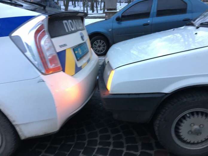 У Львові ДТП: легковик в’їхав у авто патрульних (Фото) У Львові ДТП: легковик в’їхав у авто патрульних (Фото)