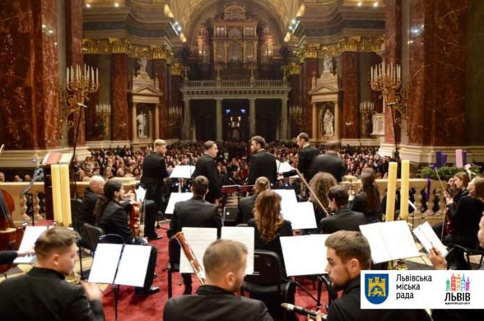 Львів’яни оригінально привітали українців, що мешкають у Будапешті, з різдвяними святами Львів’яни оригінально привітали українців, що мешкають у Будапешті, з різдвяними святами