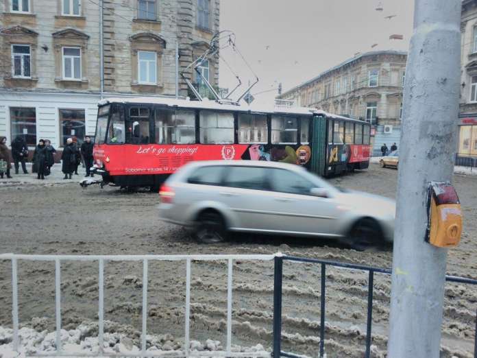 На Городоцькій зійшов з рейок трамвай (Фото) На Городоцькій зійшов з рейок трамвай (Фото)