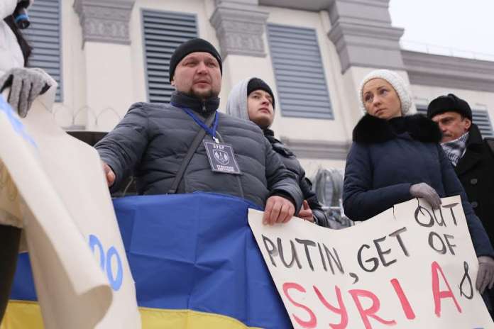«Путін, що тобі сниться?» Українці, чеченці та сирійці протестували під російським посольством у Києві (фоторепортаж) «Путін, що тобі сниться?» Українці, чеченці та сирійці протестували під російським посольством у Києві (фоторепортаж)