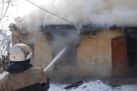 Вночі рятувальники гасили пожежу у житловому будинку на Львівщині