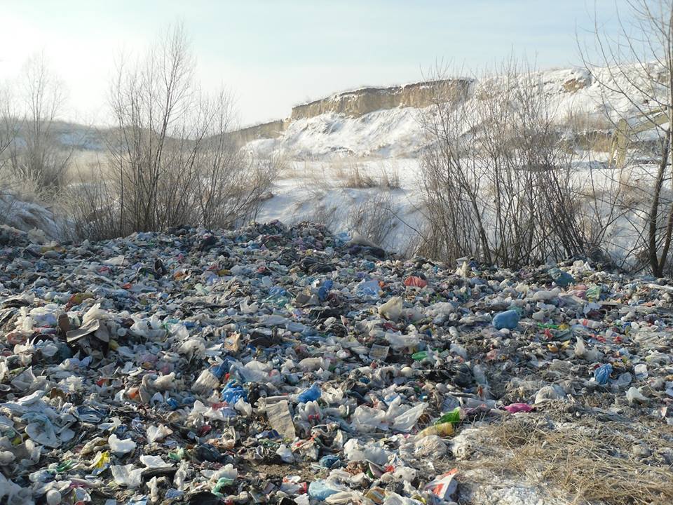 Львівське сміття знайшли в кар’єрі у Жовкві (фото, відео)