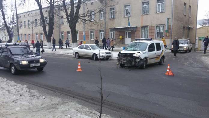ДТП у Жовкві: сильно постраждав автомобіль поліції (фото) ДТП у Жовкві: сильно постраждав автомобіль поліції (фото)
