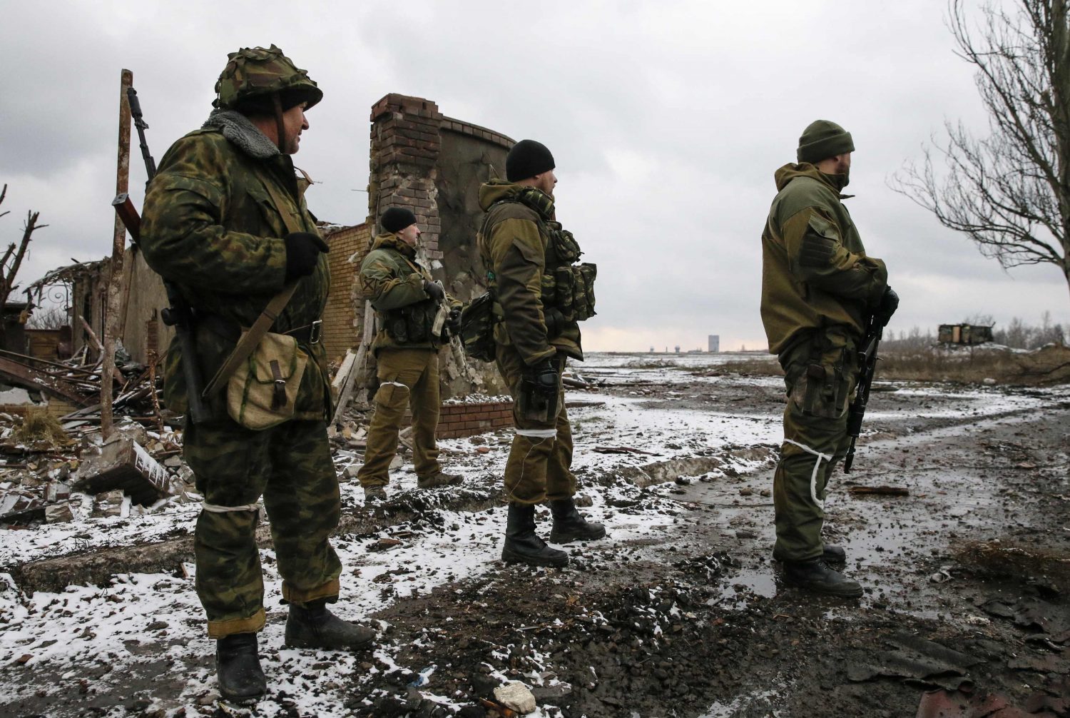 Members of the armed forces of the separatist self-proclaimed Donetsk People's Republic look at the positions of the Ukrainian armed forces in Vuhlehirsk