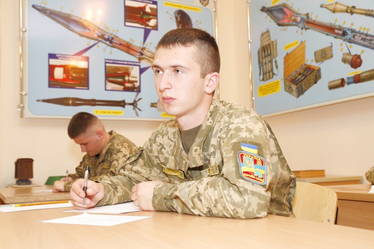 Випускники військових кафедр служитимуть півтора роки в ЗСУ