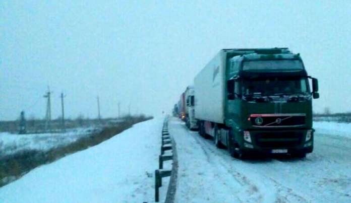 На Львівщині внаслідок негоди обмежили рух вантажівок На Львівщині внаслідок негоди обмежили рух вантажівок