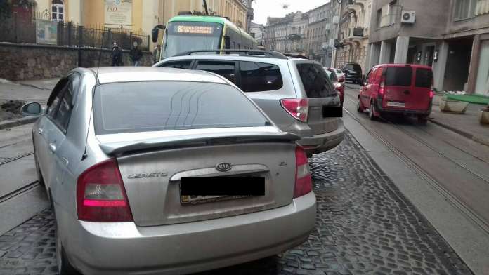 Через ДТП на вулиці Івана Франка утворюється «тягнучка» (Фото) Через ДТП на вулиці Івана Франка утворюється «тягнучка» (Фото)