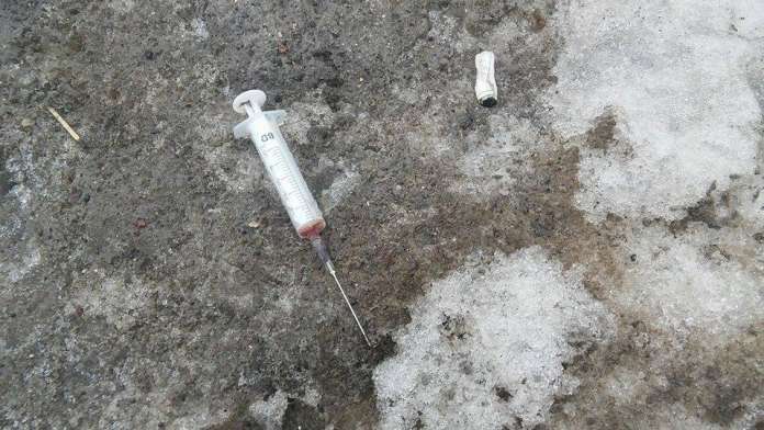 У Львові знову знаходять використані шприци (фото) У Львові знову знаходять використані шприци (фото)