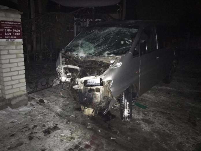 На Львівщині бус влетів у стовп, вулиця залишилась без світла (фото) На Львівщині бус влетів у стовп, вулиця залишилась без світла (фото)