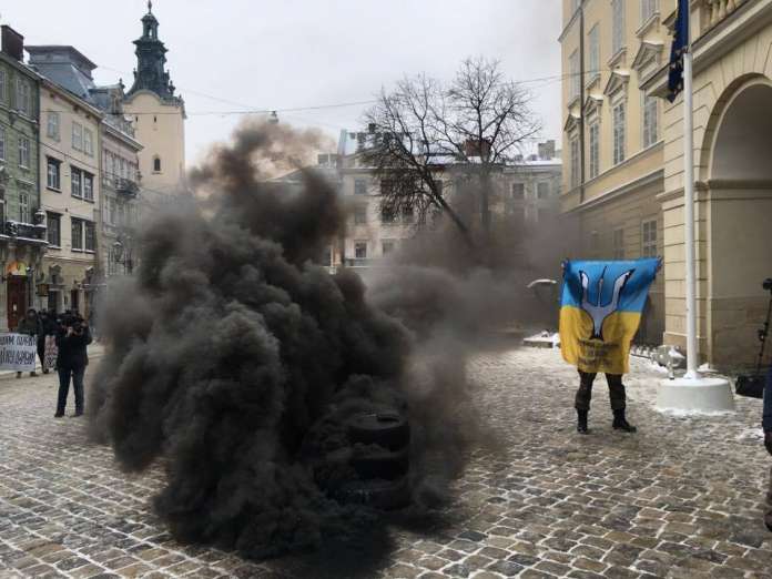 Під Львівською міською радою горіли шини (фото) Під Львівською міською радою горіли шини (фото)