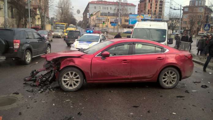 Зранку у Львові зіткнулись дві машини: водій у лікарні (фото) Зранку у Львові зіткнулись дві машини: водій у лікарні (фото)