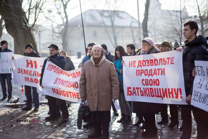 Фермери пікетували Львівську ОДА через мораторій на продаж землі (фото, відео) Фермери пікетували Львівську ОДА через мораторій на продаж землі (фото, відео)