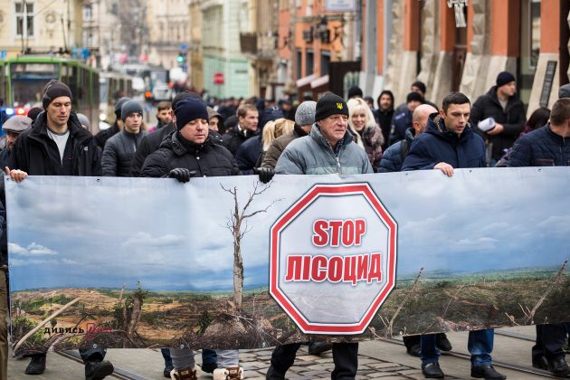Активісти, серед яких і Тарас Матвіїв, провели «похоронну процесію» із символічною труною, наповненою гілками, під час якої вимагали владу звернути увагу на проблему незаконних рубок