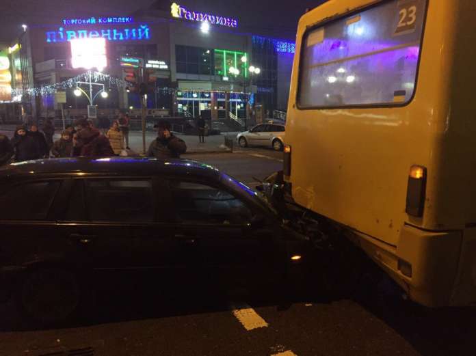 У Львові автомобіль зіткнувся з маршруткою, машина сильно постраждала (Фото) У Львові автомобіль зіткнувся з маршруткою, машина сильно постраждала (Фото)