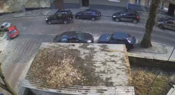 Вдарив машину і втік: водій у Львові цікаво повівся після зіткнення (відео) Вдарив машину і втік: водій у Львові цікаво повівся після зіткнення (відео)