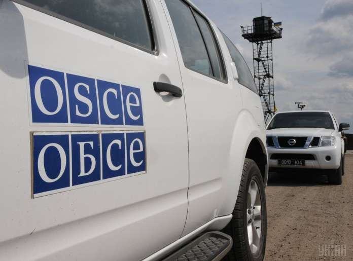 На Донбасі біля машин ОБСЄ розірвалися дві мінометні міни На Донбасі біля машин ОБСЄ розірвалися дві мінометні міни