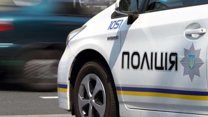 Водій, втікаючи від патрульних, злетів у кювет та пересів на коліна пасажиру Водій, втікаючи від патрульних, злетів у кювет та пересів на коліна пасажиру