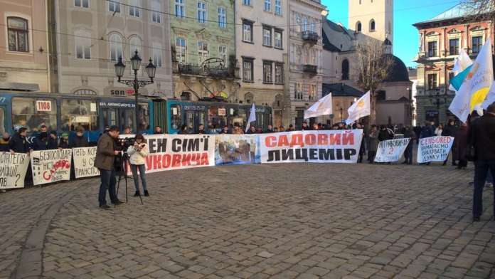 Пікети, муніципали, металошукач: що відбувається у Львівській міській раді Пікети, муніципали, металошукач: що відбувається у Львівській міській раді