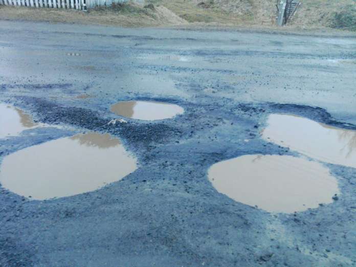 Водіям не позаздриш: як на Львівщині дороги зійшли разом зі снігом (фото) Водіям не позаздриш: як на Львівщині дороги зійшли разом зі снігом (фото)