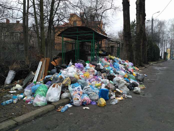 Львів’яни обурені: у місті знову не вивозять сміття (фото) Львів’яни обурені: у місті знову не вивозять сміття (фото)
