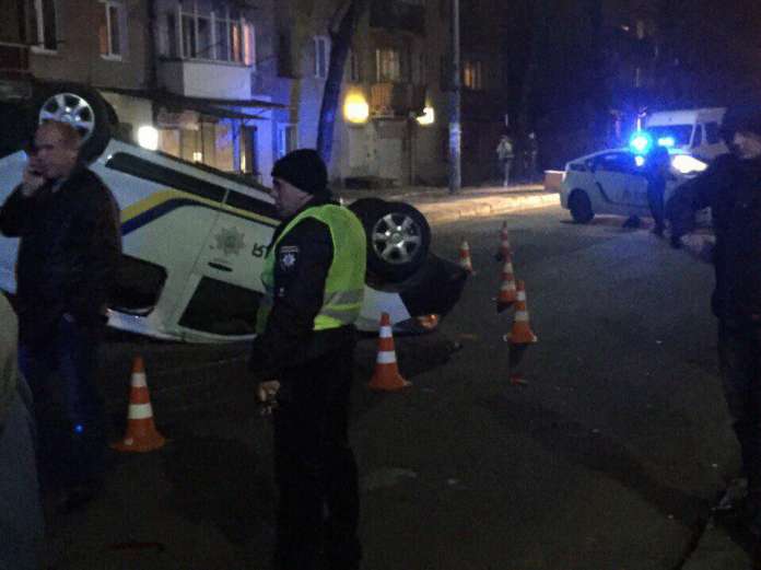 Вночі перекинувся поліцейський автомобіль (відео) Вночі перекинувся поліцейський автомобіль (відео)