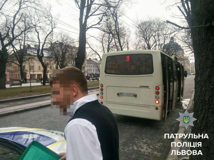 У Львові патрульні оштрафували водія маршрутки (фото) У Львові патрульні оштрафували водія маршрутки (фото)