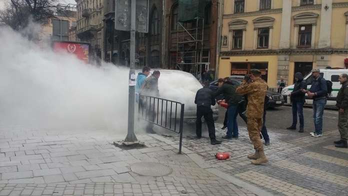 У Львові на ходу загорівся автомобіль (фото) У Львові на ходу загорівся автомобіль (фото)