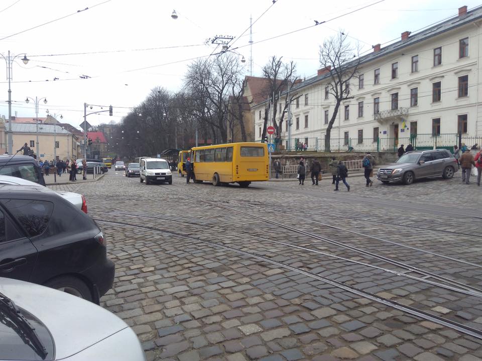 На ходу у львівської маршрутки відлетіло колесо - 2
