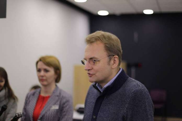Український уряд допомагає Садовому лише язиком Український уряд допомагає Садовому лише язиком