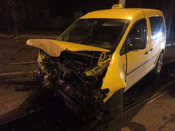 ДТП у Львові: автомобіль таксі перетворився на брухт ДТП у Львові: автомобіль таксі перетворився на брухт