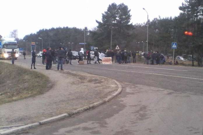 На Львівщині люди перекрили міжнародну трасу На Львівщині люди перекрили міжнародну трасу