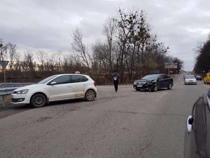 Під Львовом зіштовхнулися дві автівки (фото) Під Львовом зіштовхнулися дві автівки (фото)