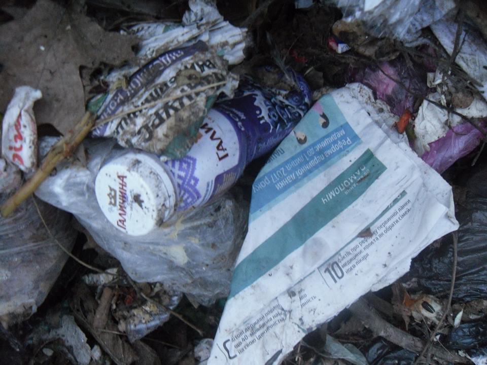 У кількох кілометрах від Жовкви виявили кілька куп «свіжого» сміття (фото)