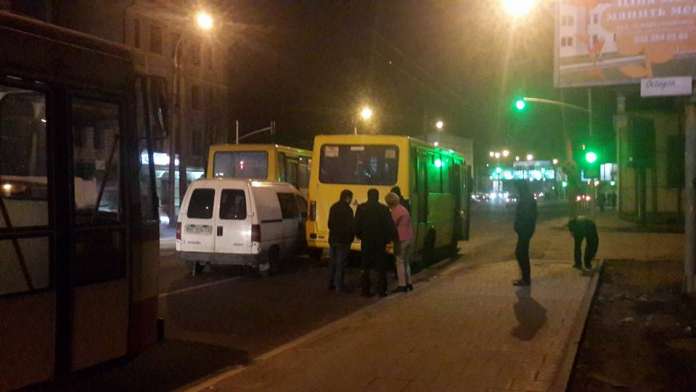 У Львові сталася ДТП за участю двох автобусів У Львові сталася ДТП за участю двох автобусів