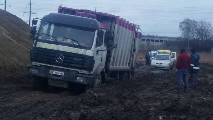 Активісти зупинили машини зі львівським сміттям, яке нелегально возили в Жидачів (фото) Активісти зупинили машини зі львівським сміттям, яке нелегально возили в Жидачів (фото)