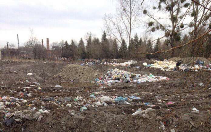У Львові на Пластовій регулярно скидають сміття (фото) У Львові на Пластовій регулярно скидають сміття (фото)